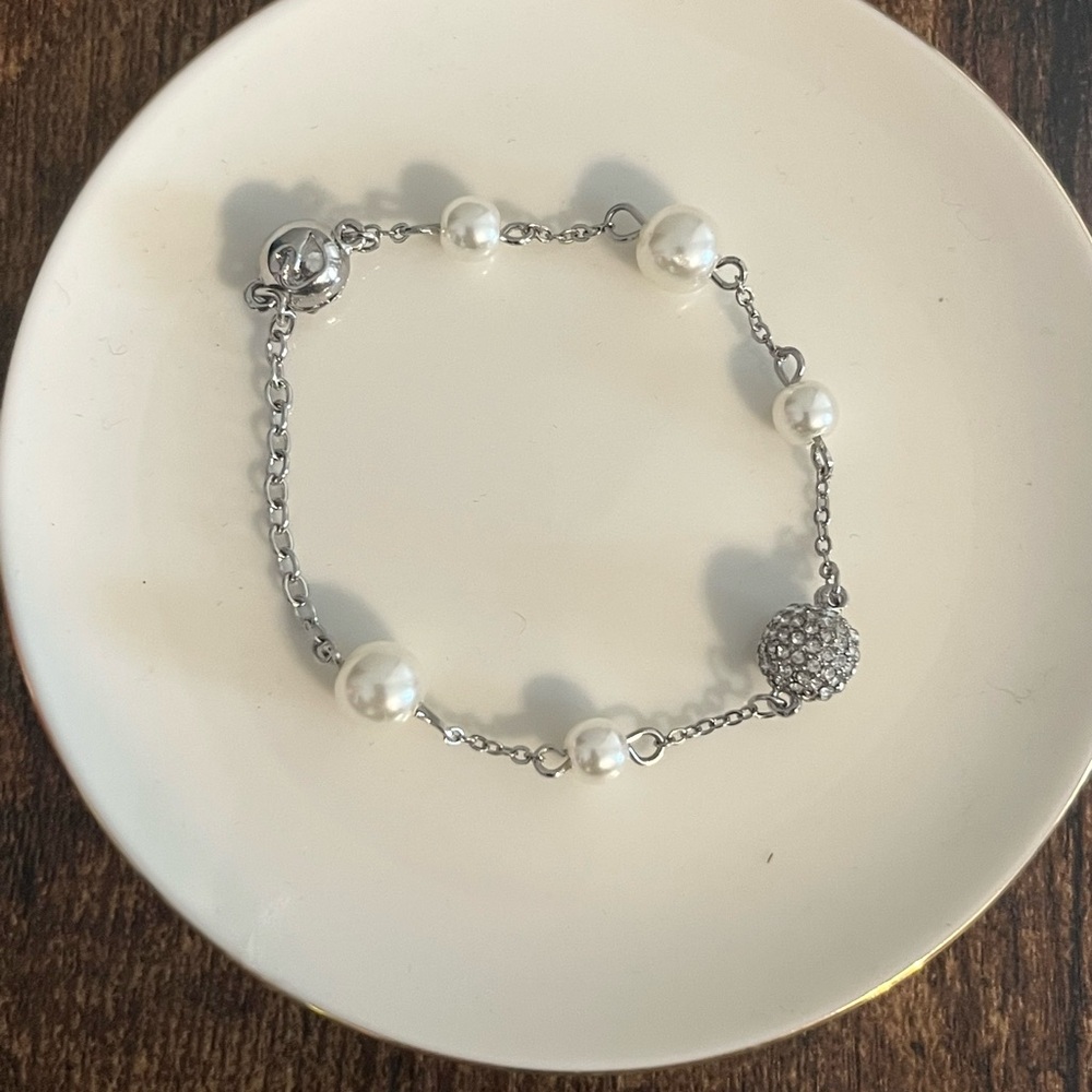 Vintage swarovski pearl and gem bracelet size 6 1/2